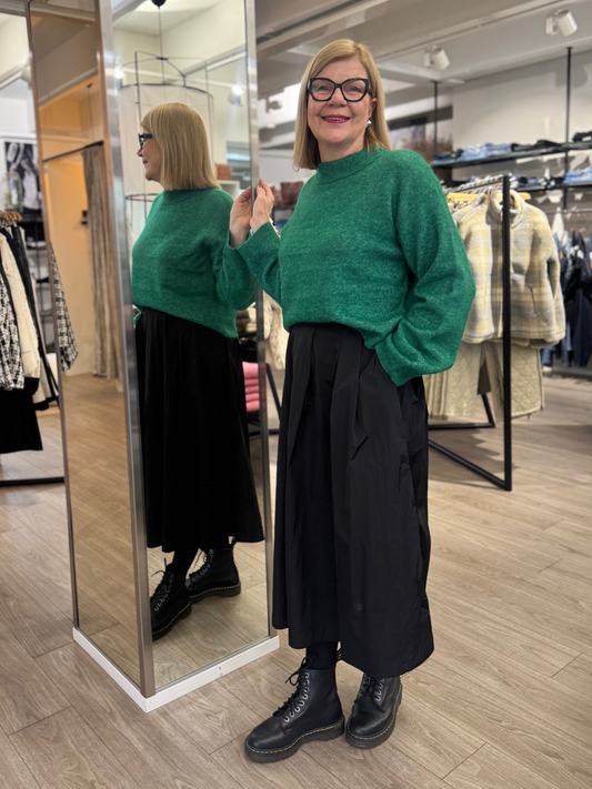 Second Female - hame - musta