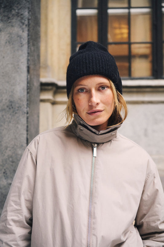 Part Two - pipo - musta