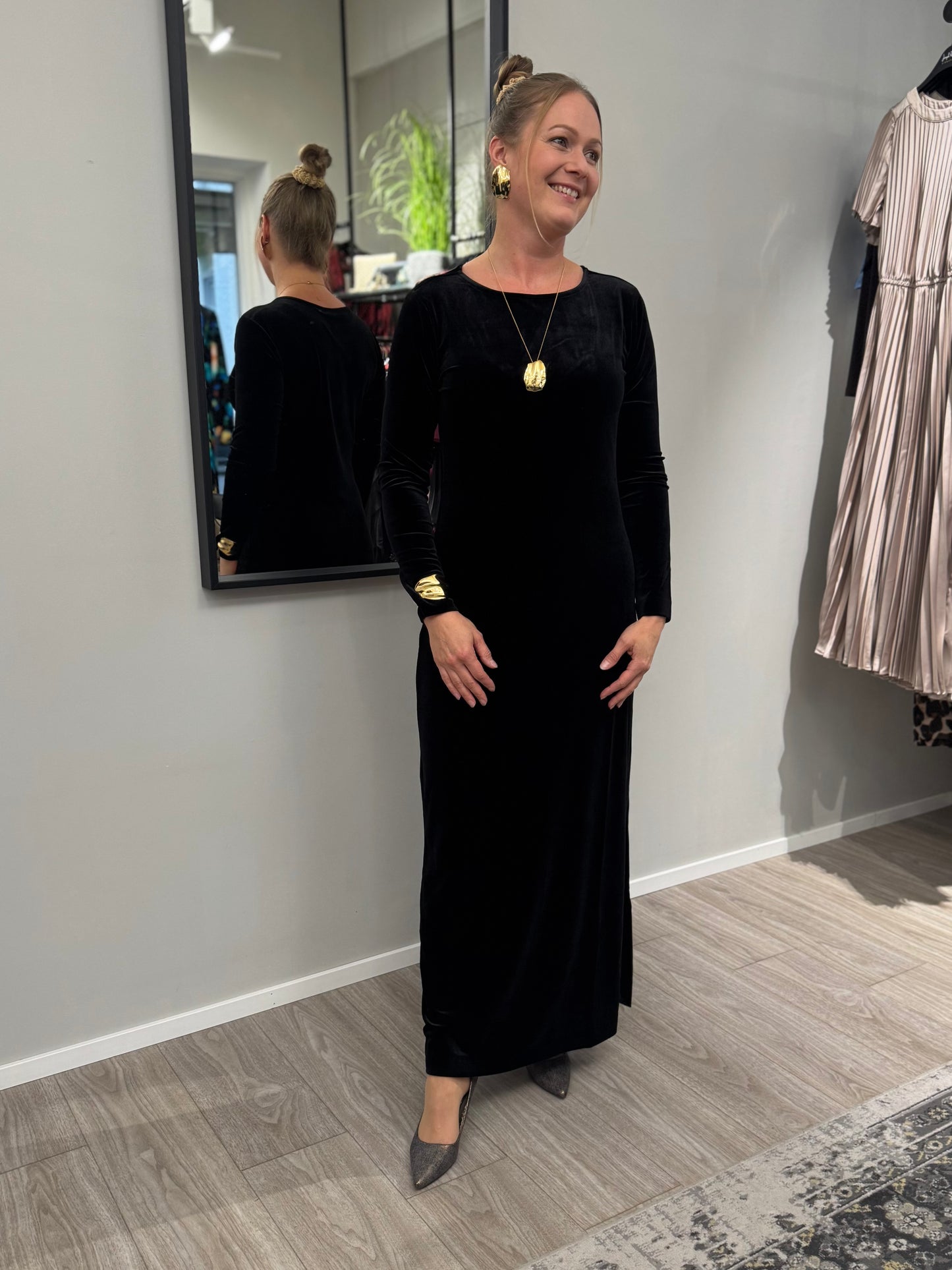 Part Two - mekko - musta