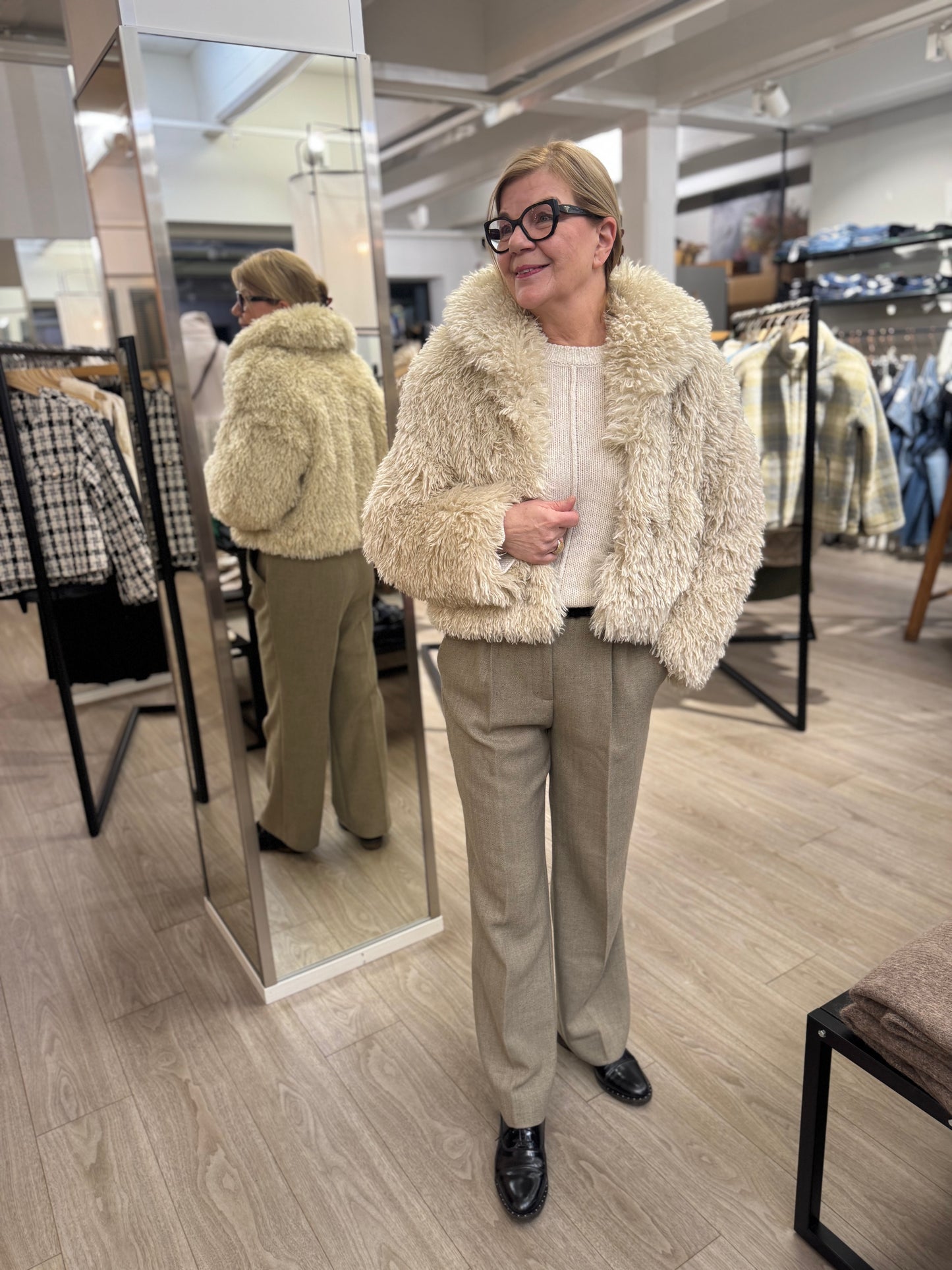 Second Female - jakku - vaalea