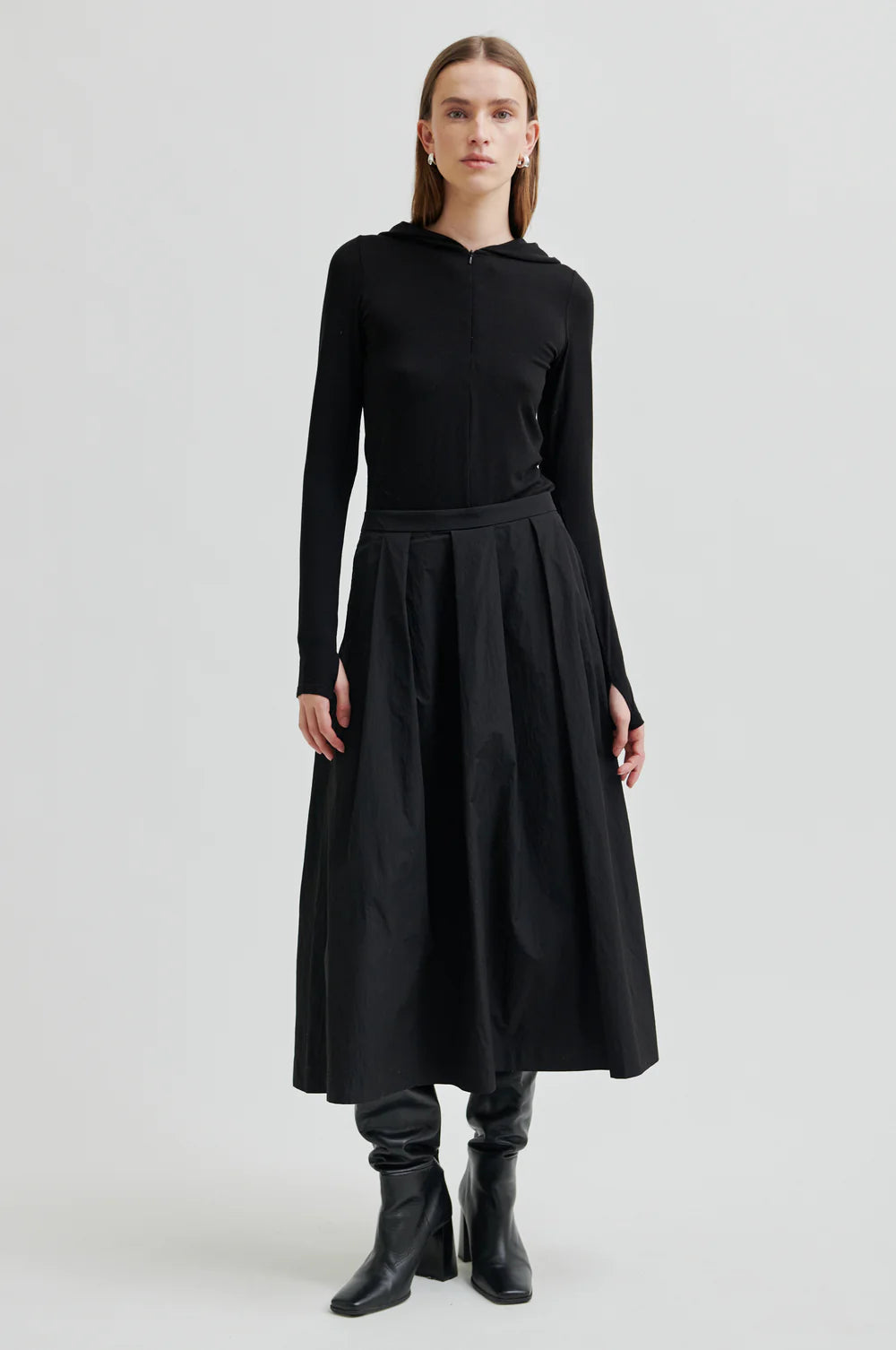 Second Female - hame - musta